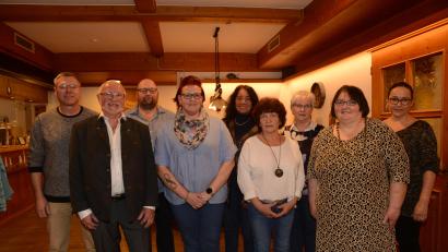 Bild: bey
Die Mitglieder wählten einstimmig Peter Richter als VdK-Vorsitzenden, Martina Kellner als neue Zweite Vorsitzende, bestätigt wurde Sibyille Richter als Schriftführerin und Frauenbeauftragte und Kassiererin Petra Wittmann. Bürgermeister Reinhard Sollfrank (links) und VdK-Kreisvorsitzende Carola Brust (rechts) freuen sich über diese Wahl, auch mit den Beisitzern Thomas Kellner, Andrea Pylypiw und Edith Bösl (hintere Reihe, von links)