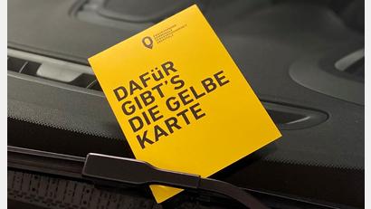 Bild: Zweckverband Kommunale Verkehrssicherheit Oberpfalz/exb
In einer dreiwöchigen Gewöhnungsphase belässt es der Zweckverband bei Falschparkern noch bei einer Gelben Karte.