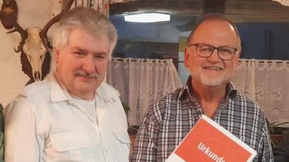 Bild: FFW Zogenreuth/exb
Hans Sperber und Georg Roßbacher bei der Ehrung der FFW Zogenreuth.