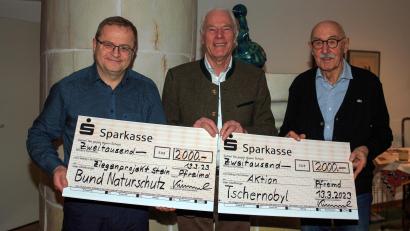 Bild: Kimmerl/exb
Altbürgermeister Arnold Kimmerl (Mitte) übergab die Spendenschecks über je 2000 Euro an Gottfried Blank (BN, links) und Dr. Josef Ziegler (Aktion Tschernobyl).
