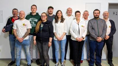 Bild: njn
Der Vorstand des FC-Bayern-München-Fanclub Erbendorf (von links) mit Klaus Rahn, Christian Duschl, Marcel Weigl, Nadine Hörndl, Patrick Bauer, Nadine Käs, Franz Bauer, Marion Weigl, Klaus Weigl, Manuel Otte sowie Vorsitzendem Andreas Wittmann.