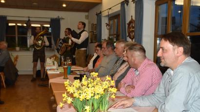 Bild: hcz
Die Mundartdichter bei ihrer Frühjahrs-Lesung. Im Hintergrund die "Schirmitzer Wadlbeißer", die die Veranstaltung musikalisch umrahmten.