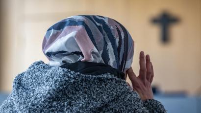 Archivbild: Armin Weigel
Die Angeklagte sitzt im Gerichtssaal des Landgerichts. Am Montag wird ein Urteil erwartet.