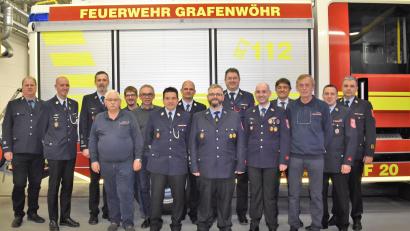 Bild: rgr
Robert Kraus (Siebter von rechts) wurde bei der Jahreshauptversammlung der Grafenwöhrer Feuerwehr zum Vorsitzenden gewählt.