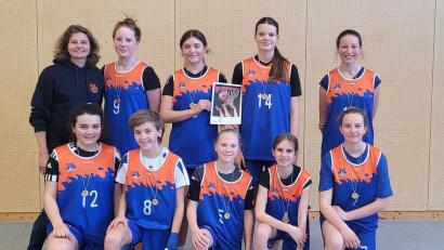 Bild: Barbara Meier/exb
Das erfolgreiche Basketball-Team des Nabburger Gymnasiums: (hinten von links) Trainerin Barbara Meier, Romina Ram, Lena Wiesgickl, Annika Aumeier und Kassandra Klug, (vorne von links) Marie Reichel, Jamila Ederer, Theresa Söllner, Leonie Zerhau und Johanna Herrmann.