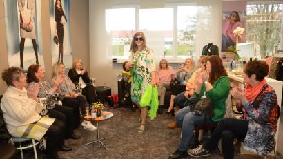 Bild: bey
Das gesamte Modehause Fladerer war zum großen Laufsteg umfunktioniert worden. Die Gäste geizten nicht mit Beifall für die Models.