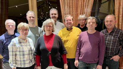 Bild: Eichl
Für jahrelange Treue wurden mehrere Mitglieder geehrt: Manfred Böhm, Gabi Mois, Norbert Bergler, Klara Troglauer, Karl Völkl, Michael Lukas, Anette Pix, Gregor Nickl, Alfred Kett (von links).
