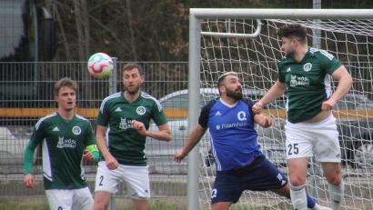 Bild: kro
Slavomir Strmiska (rechts) hielt die Abwehr des SV Mitterteich beim 5:1-Sieg gegen Quelle Fürth hervorragend zusammen. In dieser Szene klärt Strmiska vor dem Fürther Ahmet Kulabas. Mit im Bild die Mitterteicher Sebastian Bilz (links) und Martin Bächer.