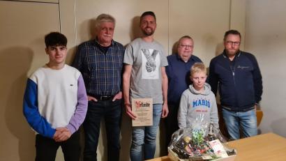 Bild: krb
Der Schachverein Neustadt hat mit Bernhard Hoppen (hintere Reihe, zweiter von rechts) einen neuen Vorsitzenden. Er übernahm das Amt von Alexander Graf (Bildmitte) der dieses Amt 20 Jahre inne hatte.