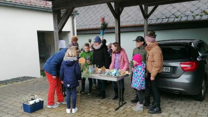 Bild: Ilse Hauer
Die Ministranten in Kirchendemenreuth verkauften Palmbüschel, Osterdeko und vieles mehr.