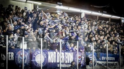 Bild: Tobias Neubert
Die Weidener Eishockey-Fans strömen derzeit zu den Spielen der Blue Devils in die Hans-Schröpf-Arena.