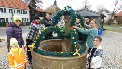 Bild: whü
Ortsbäuerin Tanja Scherm (im Bild links mit Tochter Selina) freut sich über viele Helfer beim Schmücken des Osterbrunnens.