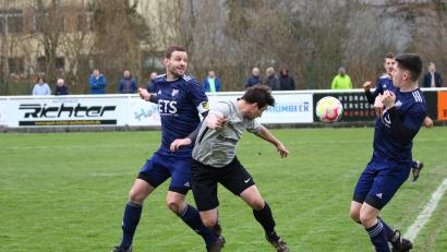 Bild: Dieter Jäschke
Christian Ferstl (Mitte) vom FC Tremmersdorf im Zweikampf mit dem Kulmainer Kapitän Andreas Ditschek (links).