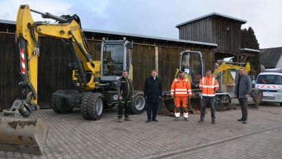 Bild: jr
Zwei Bagger, einen Kleintransporter und einen Anhänger hat die Stadt Mitterteich neu für den Bauhof angeschafft. Im Bild (von links) Manuel Zeis, Bürgermeister Stefan Grillmeier, Johannes Sperer, Bauhofleiter Wolfgang Stark und Thomas Siller vom Bauamt der Stadt.