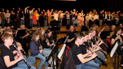 Bild: Schmid/exb
Beim Mitmachkonzert hatten die Kinder ebenso ihre Freude wie die Mitglieder der Stadtkapelle.