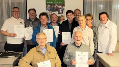 Bild: Schmalzbauer/exb
Zahlreiche Mitglieder der Gebietsverkehrswacht Schwarzenfeld wurden bei der Jahreshauptversammlung für ihre langjährige Treue ausgezeichnet.