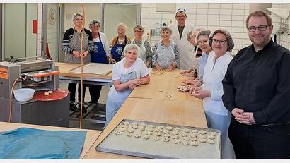Bild: rgr
Für das Osterfest haben einige fleißige Bäckerinnen des Katholischen Frauenbundes Osterbrote im St.-Michaelswerk gebacken.