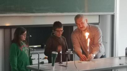 Bild: Stiftland-Gymnasium/exb
Eindrücke aus der Chemie-Show-Vorführung mit Lehrer Uli Roth. 