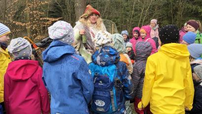 Bild: lst/privat/exb
Die Waldschratin „Pimpernella Pumpelsack“ zog bei der Auftaktveranstaltung der AG Kinder zum Flosser Festjahr die Kinder und auch Erwachsenen in ihren Bann