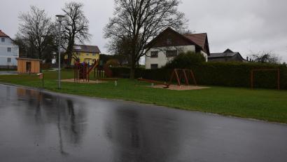 Bild: fla
Die Ortsmitte von Ottenrieth präsentiert sich. Der neu angelegte Spielplatz lädt die Kinder zum Spielen und Toben ein und das Buswartehäuschen bietet Schutz - es fehlen nur noch ein paar Pflanzen und die versprochenen Blühstreifen.