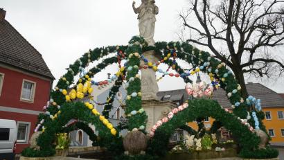 Bild: bey
Der Pleysteiner Osterbrunnen.