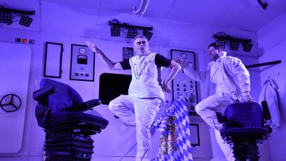 Bild: Stephan Huber
"Walk like an Egyptian" statt Bayern-Hymne: Professor Dr. Walter Wackernagel (Christian Hartinger) und Ritchie Bayer (Harald Meier) rocken die Weltraum-Mission – allerdings anders als erwartet.