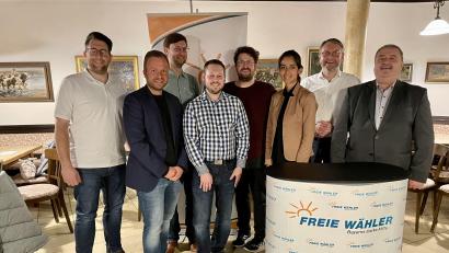 Bild: Jörk Kaduk/exb
Neuwahlen bei den Jungen Freien Wählern Amberg-Sulzbach (von links): Stellvertretender Vorsitzender Stefan Kroher, Landtagskandidat Bernhard Heinisch, Kassier Christopher Würz, Kreisvorsitzender Manuel Kempa, Schriftführer Alexander Pömsl, Bezirksvorsitzende Daisy Miranda, Bezirkstagskandidat Hans Martin Grötsch und Peter Dotzler, Fraktionsvorsitzender im Kreistag.