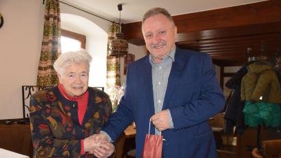 Bild: bö
Im Kreise ihrer Familie feiert Katharina Schmidt als älteste Bürgerin von Mendorferbuch ihren 94. Geburtstag. Dazu gratuliert auch Dritter Bürgermeister Hans Seitz.