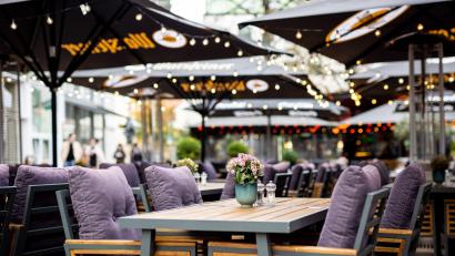 Bild: Moritz Frankenberg/dpa/Symbolbild
Der Außenbereich eines Restaurants.