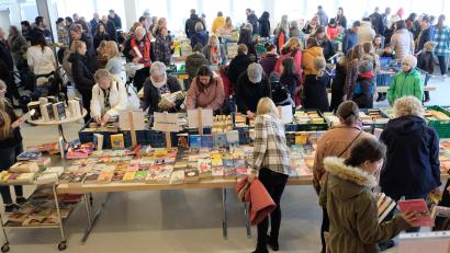 Bild: do
Wer suchet der findet hieß es im Speinsharter Gemeindezentrum. Hunderte von Besuchern nutzten den Bücher- und Spielzeug-Flohmarkt, um unter den geschätzt 5.000 angebotenen Medien ein Schnäppchen zu entdecken