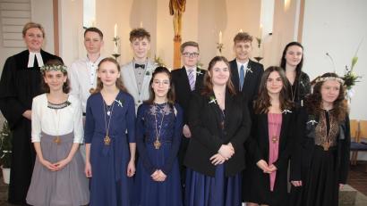 Bild: kro
Elf Konfirmanden aus den Stiftland-Pfarreien Tirschenreuth, Waldsassen und Mitterteich-Wiesau bekräftigten mit Pfarrerin Dr. Stefanie Schön (links) ihren Glauben in der Erlöserkirche in Tirschenreuth.