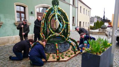 Bild: gz
Der CSU-Ortsverband sorgt mit einem Osterbrunnen und der Bauhof mit einer Anpflanzung am Rathaus für ein buntes Ortsbild.