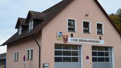 Bild: bö
Das Ebermannsdorfer Feuerwehrgerätehaus ist schon lange zu klein. Die Standortfrage ist kompliziert, weil bisher nichts Passendes dabei war oder ein Grunderwerb nicht möglich war. Jetzt gibt es vier Standortmöglichkeiten, über die bis Mitte des Jahres entschieden wird.