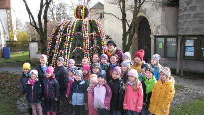 Bild: knh
Mit Liedern zum Osterfest erfreuen die Kinder mit Leiterin Susanne Hausmann vor dem Osterbrunnen alle Anwesenden.
