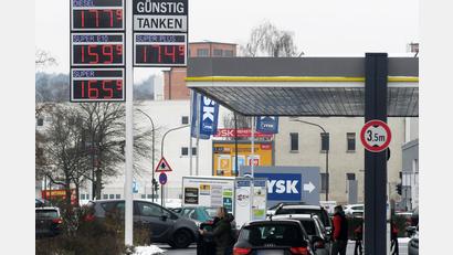 Archivbild: Gabi Schönberger
Ein unbekannter Mann hat an einer Tankstelle in der Unteren Bauscherstraße getankt, aber nicht gezahlt.