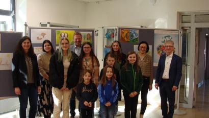 Bild: Ulrich Reindl
Den örtlichen Gewinnern Jugendwettbewerb "Jugend creativ" gratulieren bei der Preisverleihung in der Grund- und Mittelschule Freudenberg neben den Vertretern der Schulen Hirschau und Schnaittenbach auch der Freudenberger Bürgermeister Alwin Märkl (Vierter von links) und Vorsitzender Klaus Wild (rechts) von der Raiffeisenbank Hirschau.