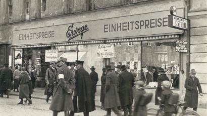 Bild: Stadtarchiv Amberg, Sammlung Fotostudio Hans Zorn
Schon kurz nach der Machtübernahme der Nationalsozialisten im Januar 1933 begann der Boykott des Kaufhauses Erwege in der Bahnhofstraße. Im Bild sind deutlich die Plakate zu sehen, die zum Boykott des jüdischen Geschäfts aufrufen.