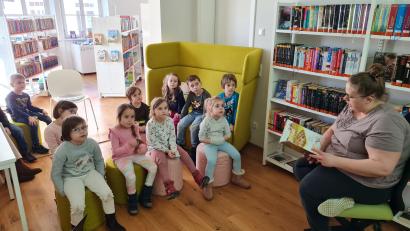 Bild: Petra Danzer/exb
Die Kinder sind fasziniert von den Ostergeschichten, die Babsi Meyer vorlas.