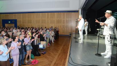 Bild: bey
Die Besucher in der sehr gut gefüllten Neustädter Stadthalle waren vom Gastspiele der "Paldauer" begeistert. Viele Besucher kennen die Band und umgekehrt die Bandmitglieder ihre Stammbesucher seit Jahren.