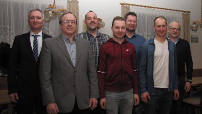 Bild: Reinhard Bauer/exb
Der CSU-Ortsverband Adlholz wählt einen neuen Vorstand mit Vorsitzendem Reinhard Bauer (Zweiter von links), Matthias Köstler (Dritter von links) und Matthias Siegler (Vierter von links) an der Spitze. Ihnen gratulieren Landtagsabgeordneter Harald Schwartz (links) und Bürgermeister Bernhard Lindner (rechts).