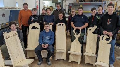Bild: Paulus/exb
Beim Projekttag der siebten Klasse der Mittelschule Schmidgaden fertigten die Schüler einen eigenen Wikinger-Stuhl an.