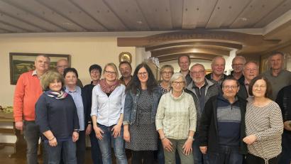 Bild: Maria Schlögl/exb
Beim Obst- und Gartenbauverein Wernberg-Köblitz stehen Neuwahlen an. Im Bild ist die alte und die neue Vorstandschaft zu sehen.