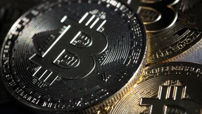 Symbolbild: Fernando Gutierrez-Juarez/dpa-Zentralbild/dpa
In Kryptowährung wollte ein 62-Jähriger investieren und fiel vermutlich auf Betrüger hinein.