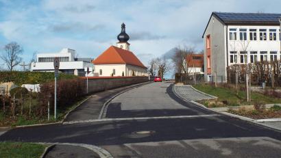 Bild: e
Wer aus Richtung Haselmühl kommt, hat am Hallenbadparkplatz die letzte Möglichkeit, sein Fahrzeug zu wenden. Kurz vor dem Haupteingang zum Friedhof inklusive dem gegenüberliegenden Zwei-Stunden Parkplatz greift die Sperrung für den Pkw-Verkehr. Fußgänger können durch den Friedhof zur Kirche gelangen