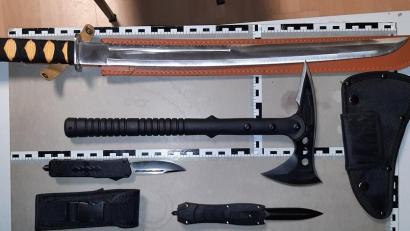 Bild: Bundespolizei/exb
Die Bundespolizei Waidhaus hat bei einem 21-Jährigen mehrere verbotene Waffen gefunden.