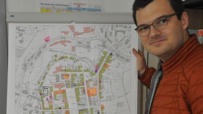 Bild: ws
Peter Schön hat für die Stadt eine Briefaktion durchgeführt, um ungenutzte Baugrundstücke zu vermitteln. Die Aktion war immerhin ein kleiner Erfolg, bescheinigte auch Bürgermeister Franz Stahl bei der Stadtratssitzung. Im Bild Peter Schön an einer Innenstadtkarte auf der auch leerstehende Wohngebäude vermerkt sind.