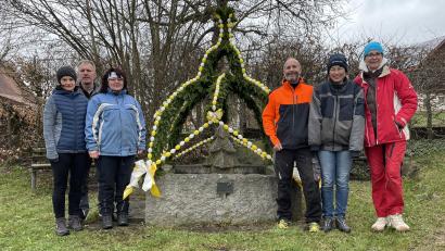 Bild: Greber/exb
Manuela Meier, Hans Wolf, Franziska Scheuerer, Markus Greber, Angelika Götz und Annegret Greber (von links) freuen sich über das gelungene Werk.