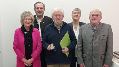 Bild: Ehemann/exb
Günther Koberstein (Mitte) wurde mit dem „Goldenen Spaten“ ausgezeichnet. Unser Bild zeigt ihn zusammen mit (von links) Irene Ehemann, Frank Zeitler, Petra Schmid und Hans Dieter Betz