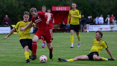 Archivbild: Mark
Im Hinspiel schoss Dennis Lobinger (rotes Trikot) vier Tore und erledigte den FC Amberg quasi im Alleingang.