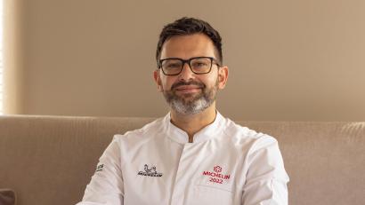 Bild: Florian Hammerich 
Koch Stefan Hummel sitzt in seiner "Gourmetstube Hummel" in Duggendorf.